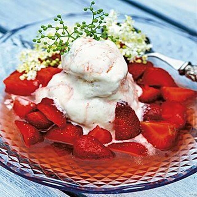 Flädermarinerade jordgubbar med vaniljglass