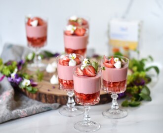 Jordgubbspannacotta med gelé 