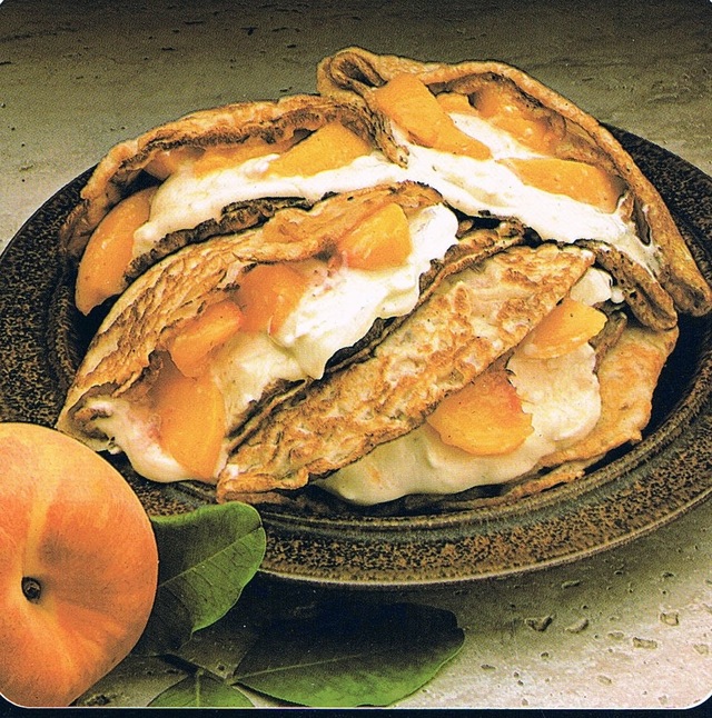 Pannkakor med persikofyllning