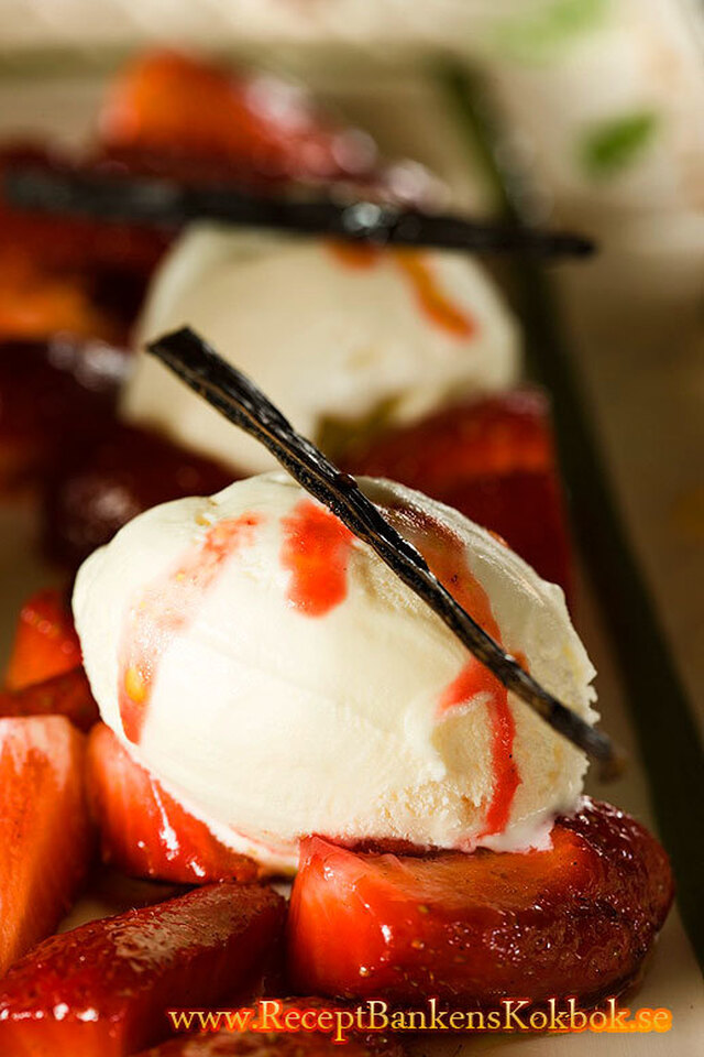 Marinerade jordgubbar och glass