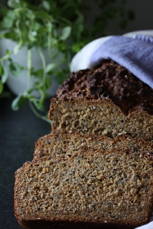 Grovt rågbröd med kummin och fänkål