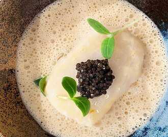 Hälleflundra med beurre blanc, caviar och gurka