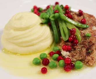 Smörstekt strömming med potatispuré, rårörda lingon och skirat smör