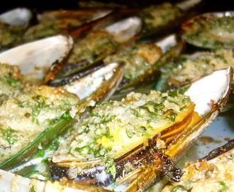 Baked mussles with garlic butter