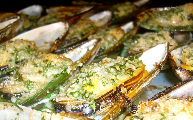 Baked mussles with garlic butter