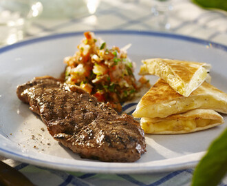 Grillad ryggbiff med salsa fresca, potatis- och getostquesadilla