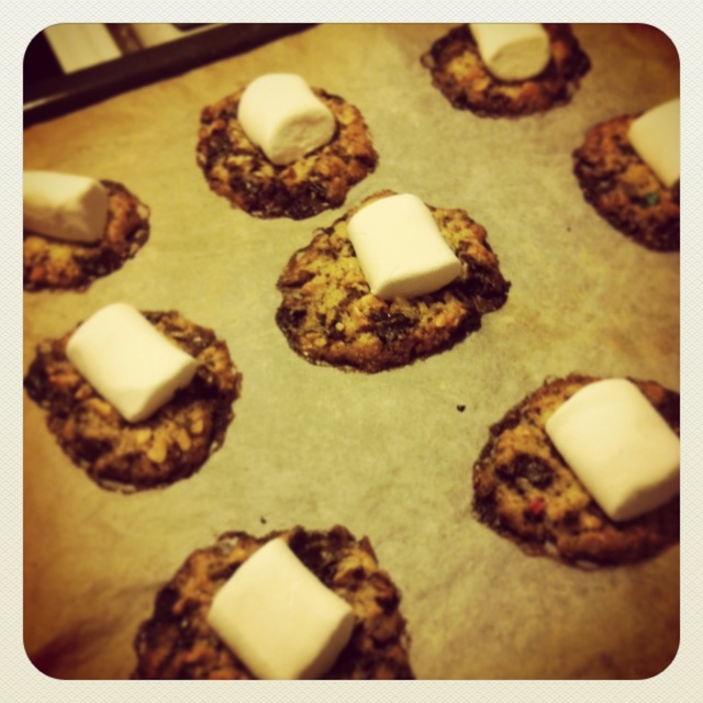 Chocolate chip cookies med jordnötter och marshmallows