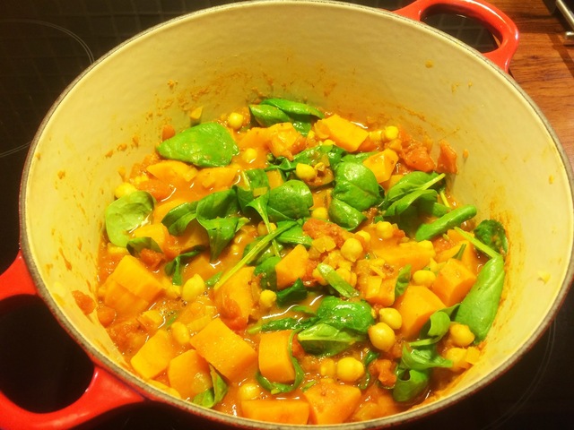 Currygryta med kikärter, sötpotatis och spenat