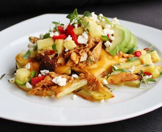 Grillad tacokyckling med krispiga fries och ananas pico de gallo