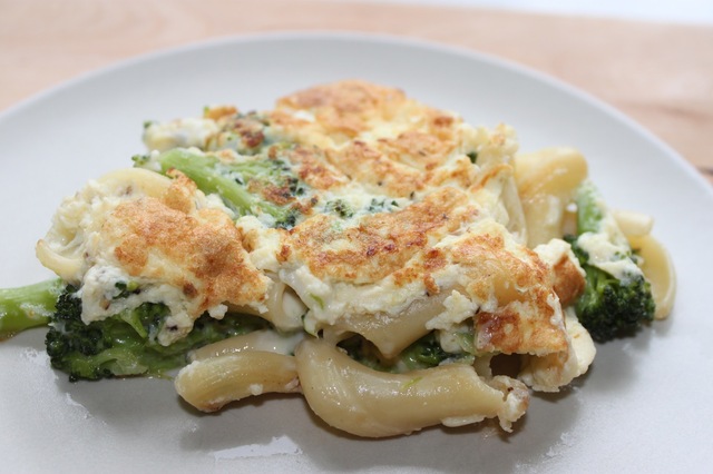 Omelett med pasta, broccoli och ost