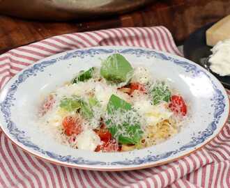 Pasta med färska tomater och buffelmozzarella