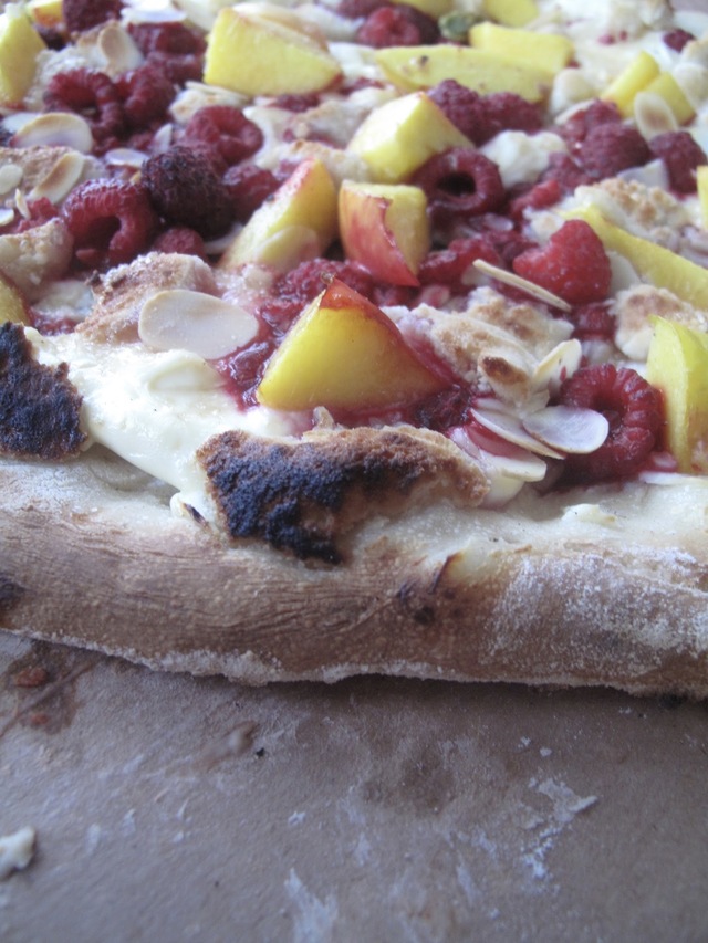 Söt pizza med nektariner och hallon
