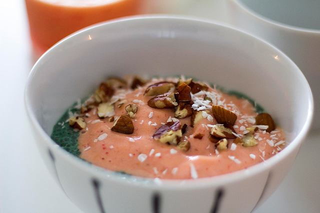 Chiapudding med spirulina och fruktig smoothie-topping