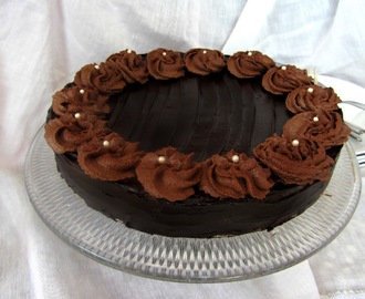 Chokladtårta med chokladglasyr och chokladfrosting