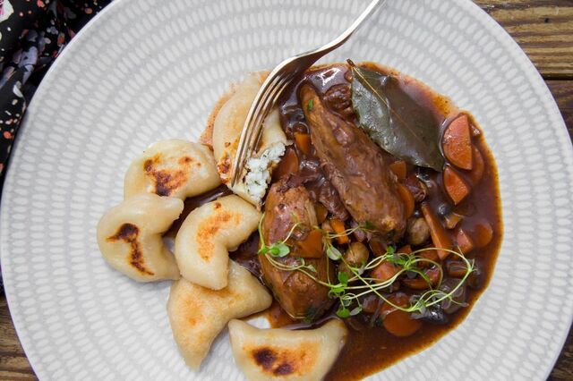 Coq au vin med parmesan- och ricottafyllda dumplings