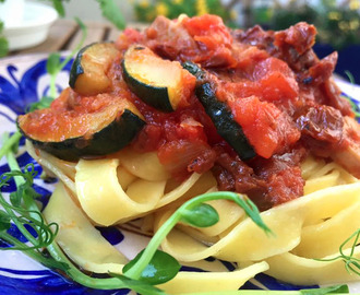 Supergod vegetarisk gryta med färsk tagliatelle