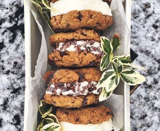 Hemmagjorda Chocolate Chunk Cookie Ice Cream Sandwiches (glutenfria)