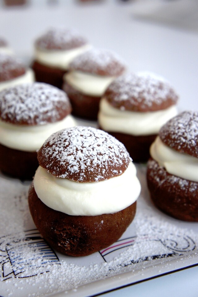 Små Chokladsemlor med Ganache och Polkagrädde