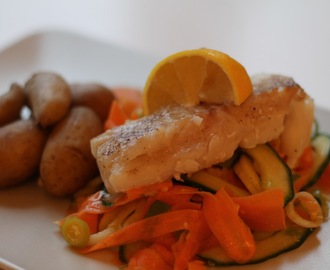 Ugnsstekt torsk med mandelpotatis och asiatisk sallad