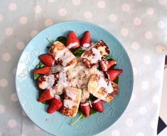 Halloumi och jordgubbssalad med yoghurtsås