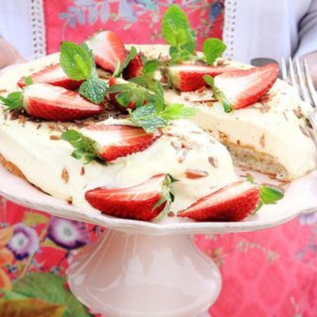 Ljuvlig glasstårta med daim och jordgubbar!