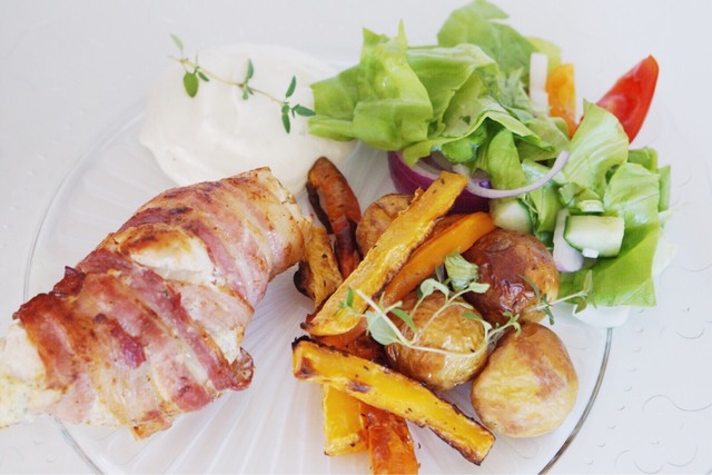Fyllda kycklingrullader med bacon och fetaostsås