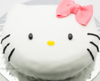 Hello Kitty Cake