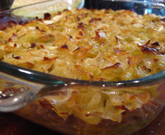 Kålpudding med potatis, gräddsås & Lingon