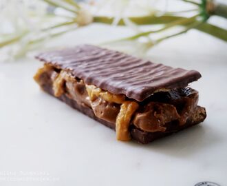 "Kexchoklad" Ice Cream Sandwich w Peanut Butter Maca Sauce