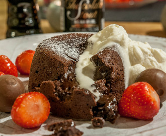 Chokladfondant med gömma, whiskeygrädde och flamberade jordgubbar