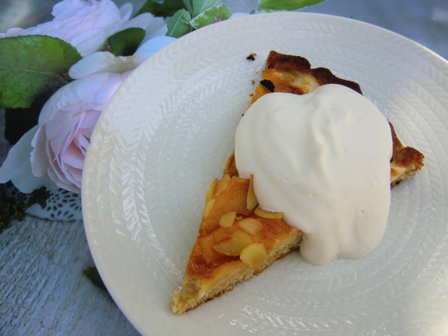 Glutenfritt äppelflan med havtornsmarmelad och mandel