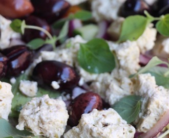 Grekisk sallad med marinerad tofu, vegansk tsatsiki och vitlökskrutonger