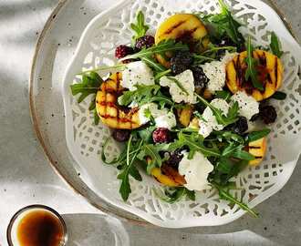 Sallad med burrata och grillad nektarin