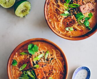 Mustig ramen med kokosmjölk, jordnötssmör 