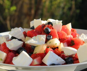 Melonsallad med krämig ost, jordgubbar, lime & mynta