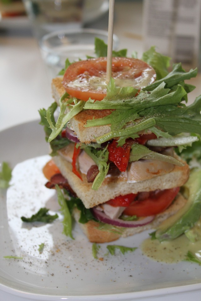 Club Sandwich med avokadodressing