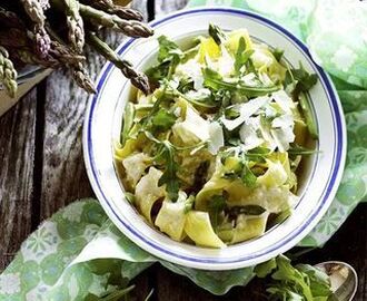 Pasta med sparris i gräddsås