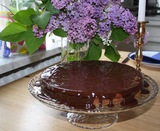 Till Mor: chokladkaka med Valhrona och rostade hasselnötter