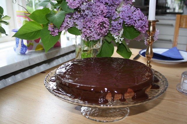 Till Mor: chokladkaka med Valhrona och rostade hasselnötter