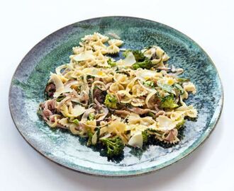 Pasta med skinksås och broccoli