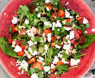 Sommarsallad med persika, jordgubbar och örter