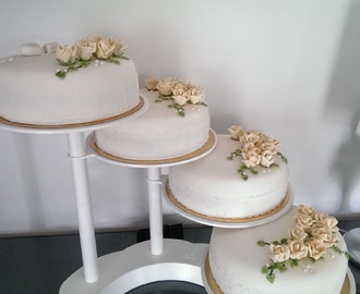 Bröllopstårta med champagnefärgade rosor
