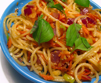 Pasta med lök och morot