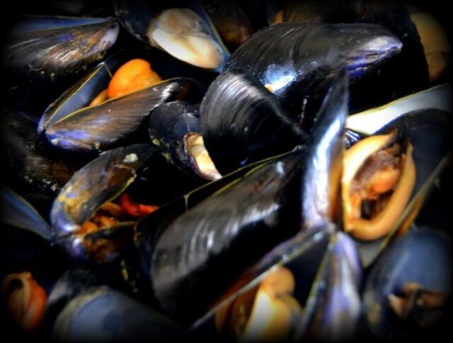 Liguriska musslor med vitlök, persilja och tomat
