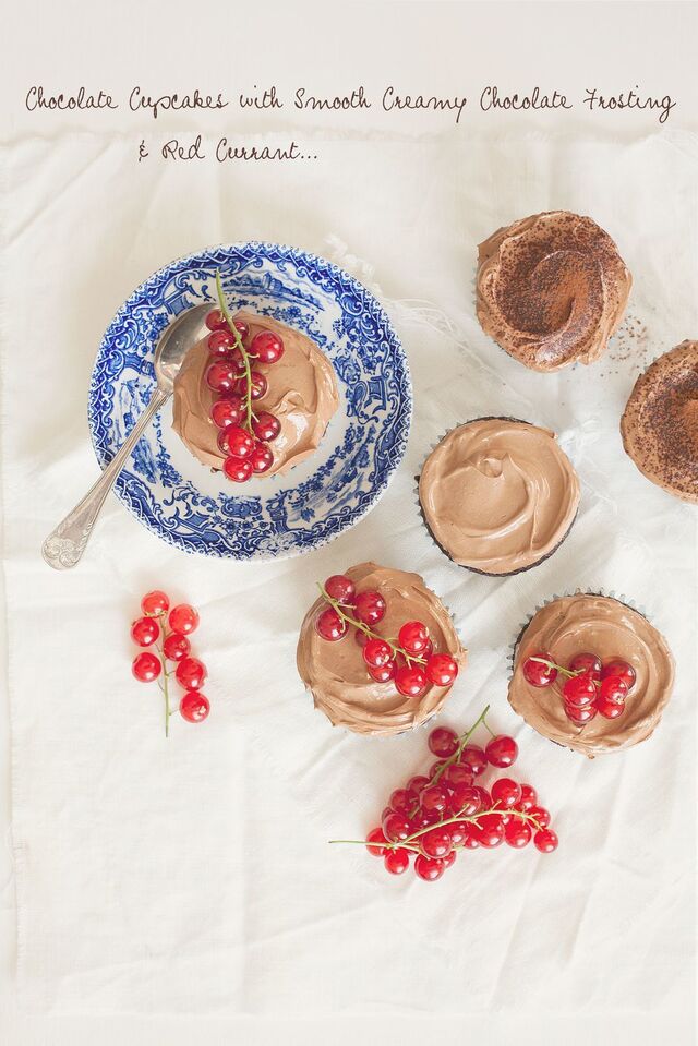 Chokladcupcakes med Len Chokladfrosting och Röda Vinbär