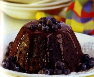 Chokladpudding med blåbär och romsås