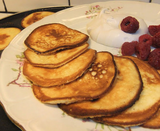 Plättfrukost med kryddig varm äggmjölk