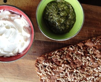 Nyttigt yoghurtbröd med aprikoser och nötter