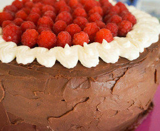 Tårta med hallonmousse och choklad