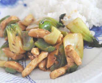 Kyckling i hoisinsås med pak choi och ingefära